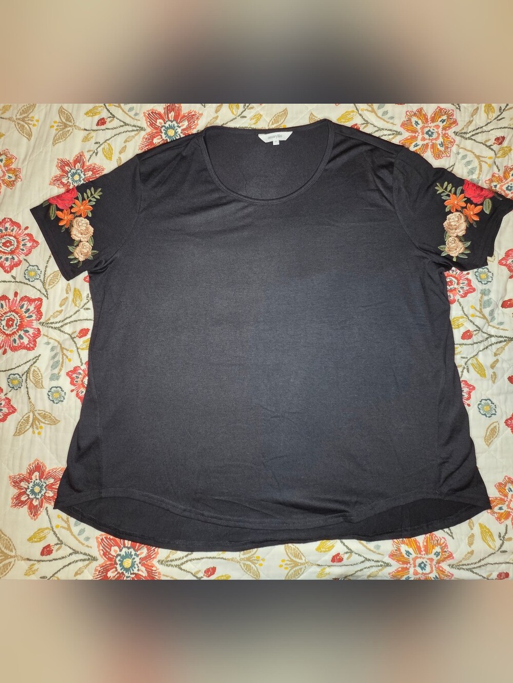 NWOT Amaryllis Black floral embroidered sleeve shirt, size 2X
